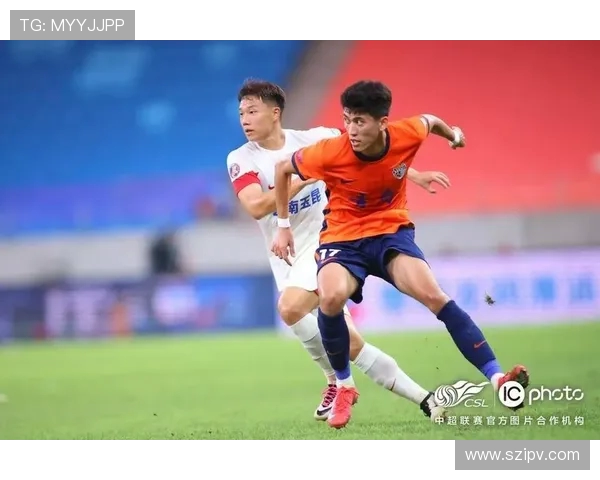 嵩山龙门主场激战青岛海牛双方为保级关键战全力拼搏